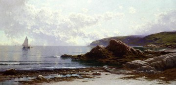 風景 Painting - 海岸沖を航海するモダンなビーチサイド アルフレッド・トンプソン・ブリチャー